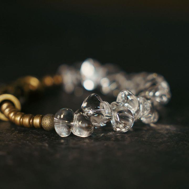 Pulsera de cobre con cristales blancos irregulares y Buddha Stones