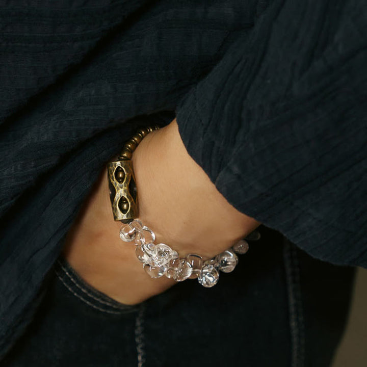 Pulsera de cobre con cristales blancos irregulares y Buddha Stones