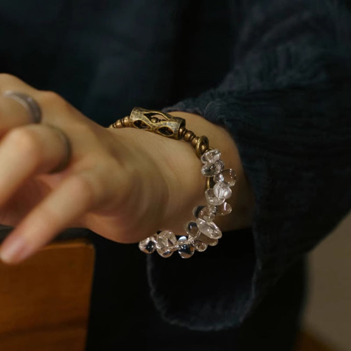 Pulsera de cobre con cristales blancos irregulares y Buddha Stones