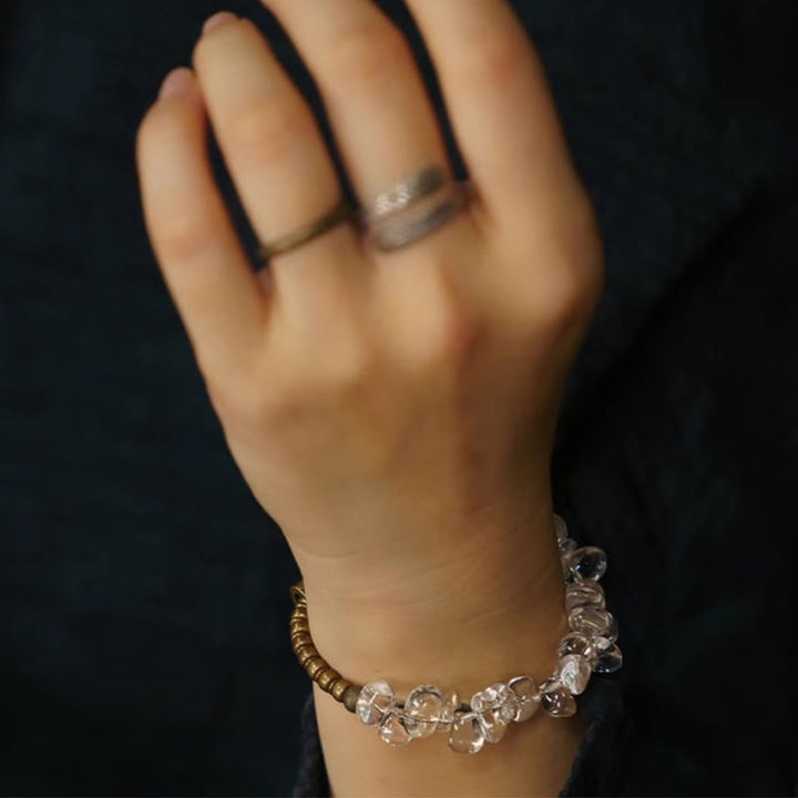 Pulsera de cobre con cristales blancos irregulares y Buddha Stones