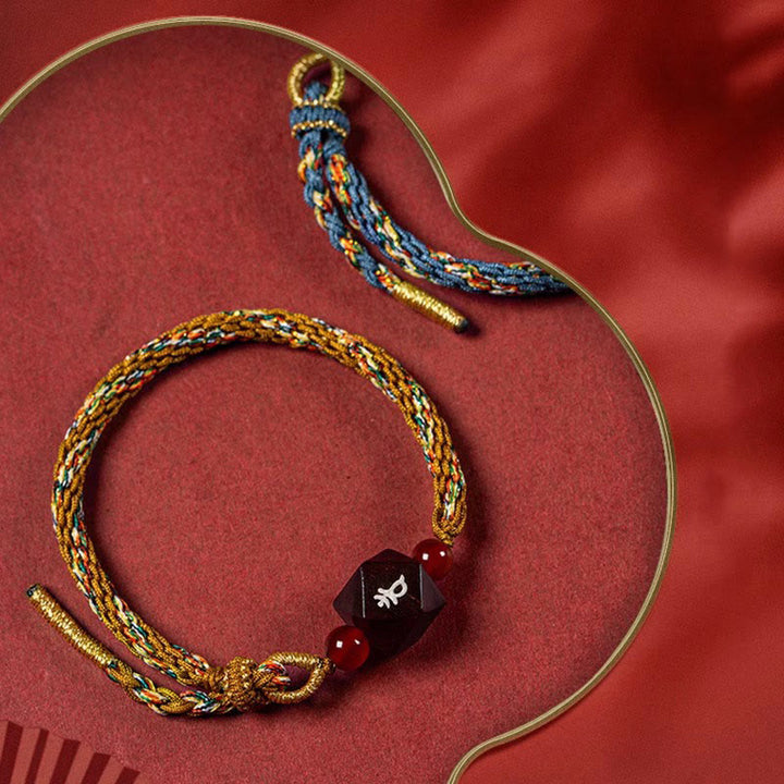 Pulsera de protección con hilo rojo de sándalo rojo y hojas pequeñas de Buda natal con Buddha Stones del zodíaco chino