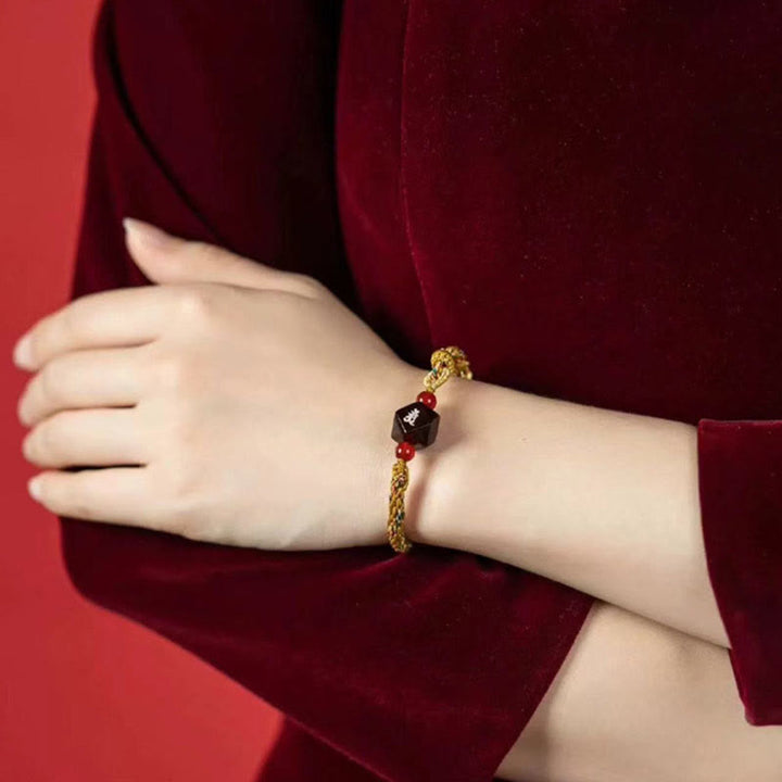 Pulsera de protección con hilo rojo de sándalo rojo y hojas pequeñas de Buda natal con Buddha Stones del zodíaco chino