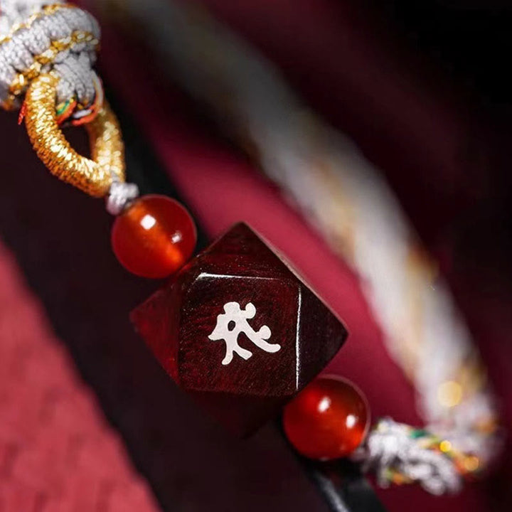 Pulsera de protección con hilo rojo de sándalo rojo y hojas pequeñas de Buda natal con Buddha Stones del zodíaco chino