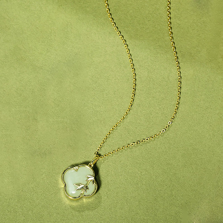 Collar con colgante de trébol de cuatro hojas y bambú en plata de ley 925 con Buddha Stones y jade hetiano