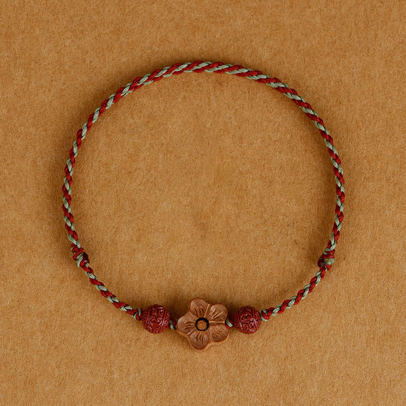 Pulsera de tobillo con hilo de riqueza de cinabrio y pequeñas flores de durazno con Buddha Stones