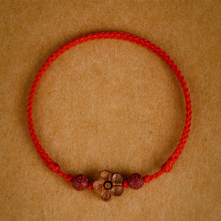 Pulsera de tobillo con hilo de riqueza de cinabrio y pequeñas flores de durazno con Buddha Stones