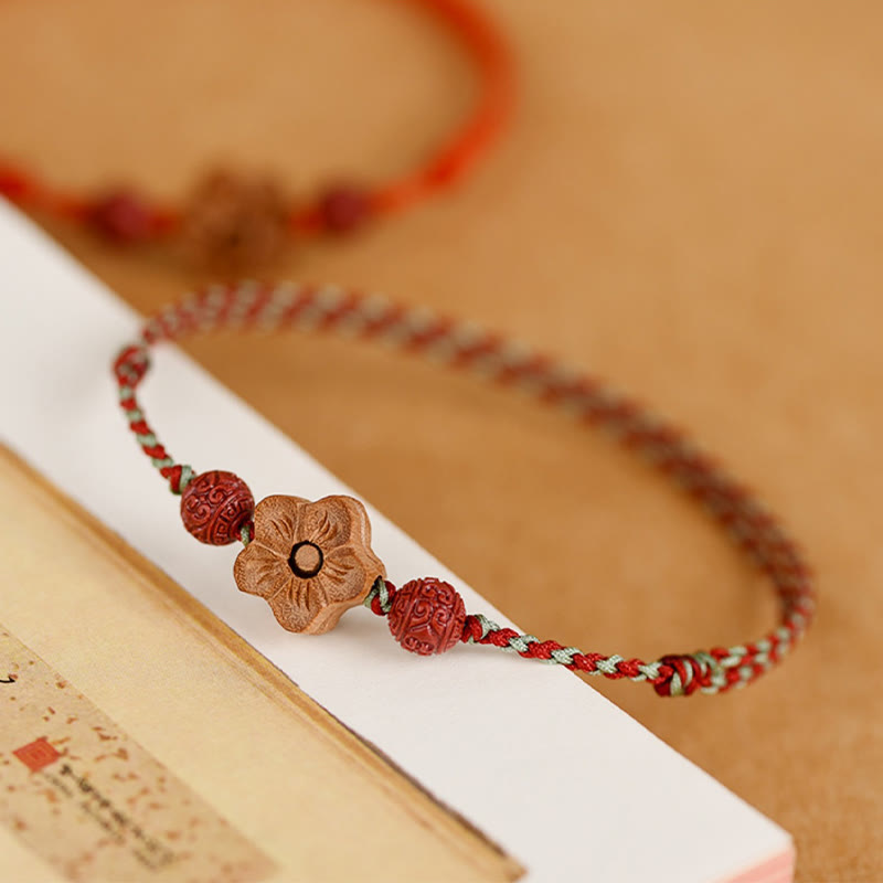 Pulsera de tobillo con hilo de riqueza de cinabrio y pequeñas flores de durazno con Buddha Stones