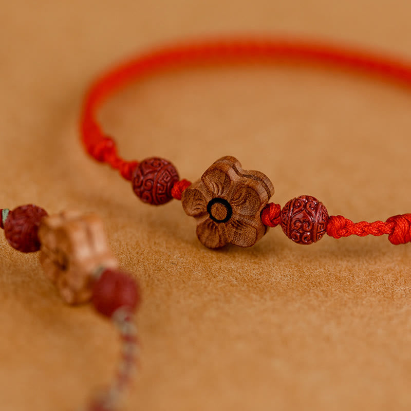 Pulsera de tobillo con hilo de riqueza de cinabrio y pequeñas flores de durazno con Buddha Stones