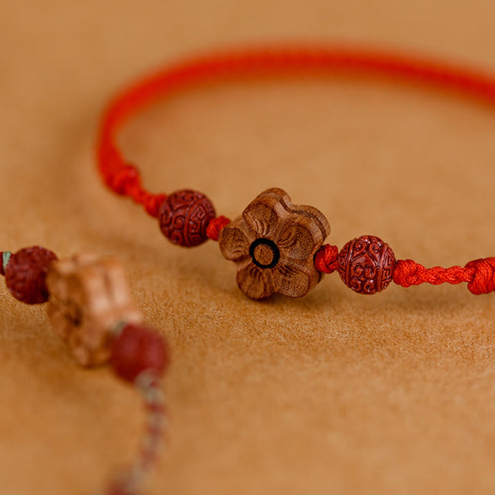 Pulsera de tobillo con hilo de riqueza de cinabrio y pequeñas flores de durazno con Buddha Stones