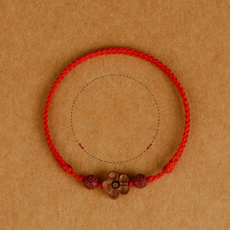 Pulsera de tobillo con hilo de riqueza de cinabrio y pequeñas flores de durazno con Buddha Stones