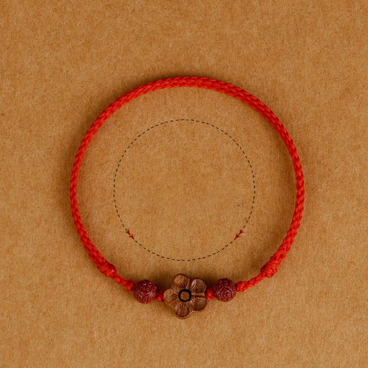Pulsera de tobillo con hilo de riqueza de cinabrio y pequeñas flores de durazno con Buddha Stones