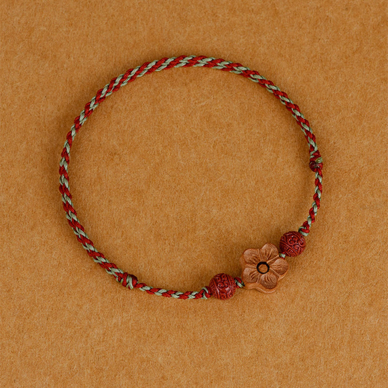 Pulsera de tobillo con hilo de riqueza de cinabrio y pequeñas flores de durazno con Buddha Stones