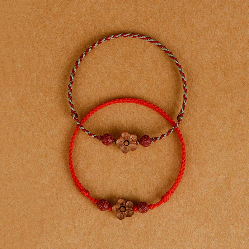 Pulsera de tobillo con hilo de riqueza de cinabrio y pequeñas flores de durazno con Buddha Stones