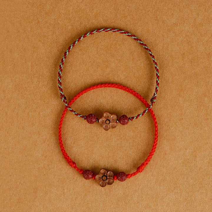 Pulsera de tobillo con hilo de riqueza de cinabrio y pequeñas flores de durazno con Buddha Stones