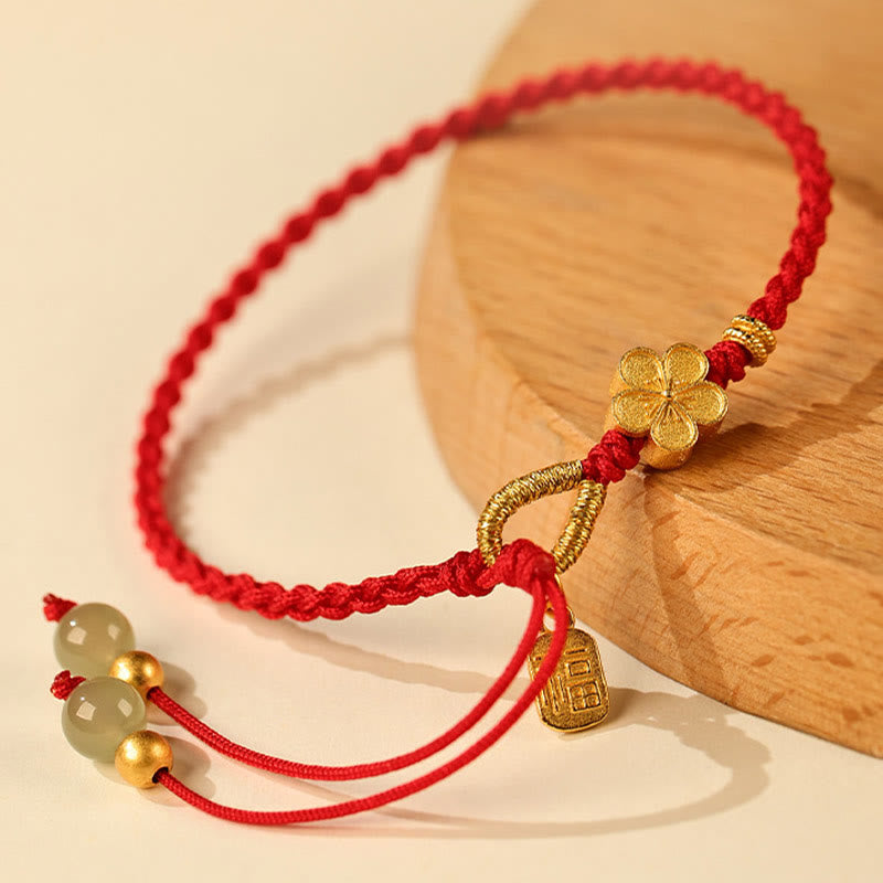 Buddha Stones Pulsera de hilo con amuleto de la suerte con personaje Fu en flor de melocotón pequeña de jade de Hetian