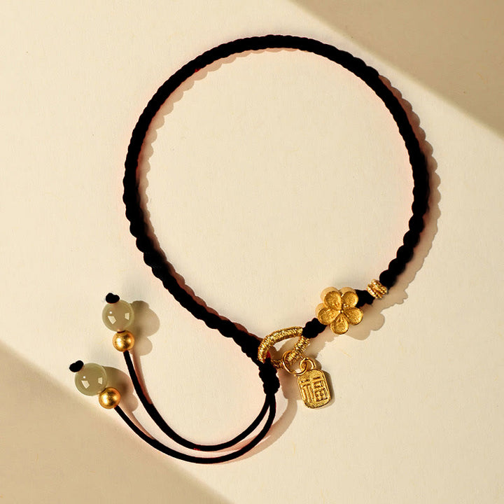 Buddha Stones Pulsera de hilo con amuleto de la suerte con personaje Fu en flor de melocotón pequeña de jade de Hetian