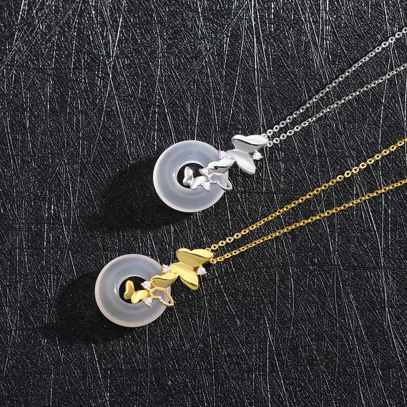 Colgante de plata de Buddha Stones 925 con forma de mariposa y calcedonia, con hebilla de paz y bendición de la suerte