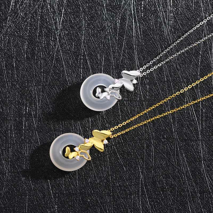 Colgante de plata de Buddha Stones 925 con forma de mariposa y calcedonia, con hebilla de paz y bendición de la suerte