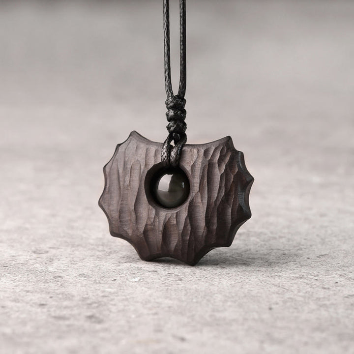 Collar con colgante de paz y calma con forma irregular de obsidiana y madera de ébano y Buddha Stones