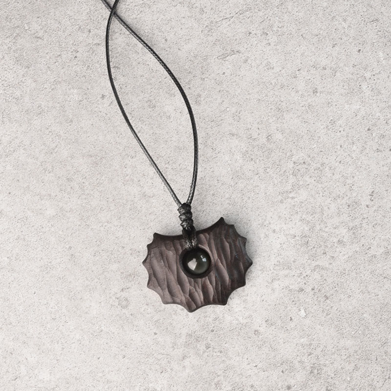 Collar con colgante de paz y calma con forma irregular de obsidiana y madera de ébano y Buddha Stones