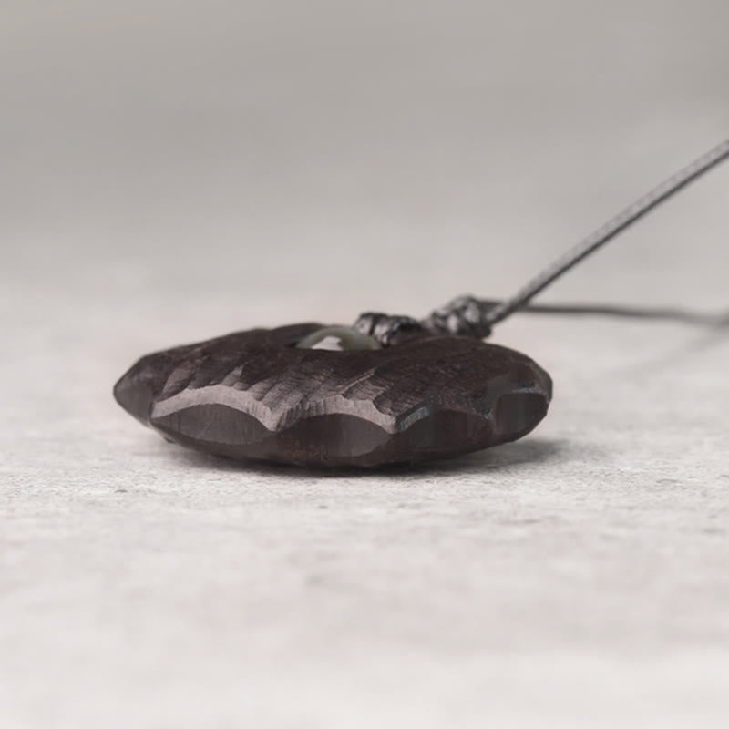 Collar con colgante de paz y calma con forma irregular de obsidiana y madera de ébano y Buddha Stones