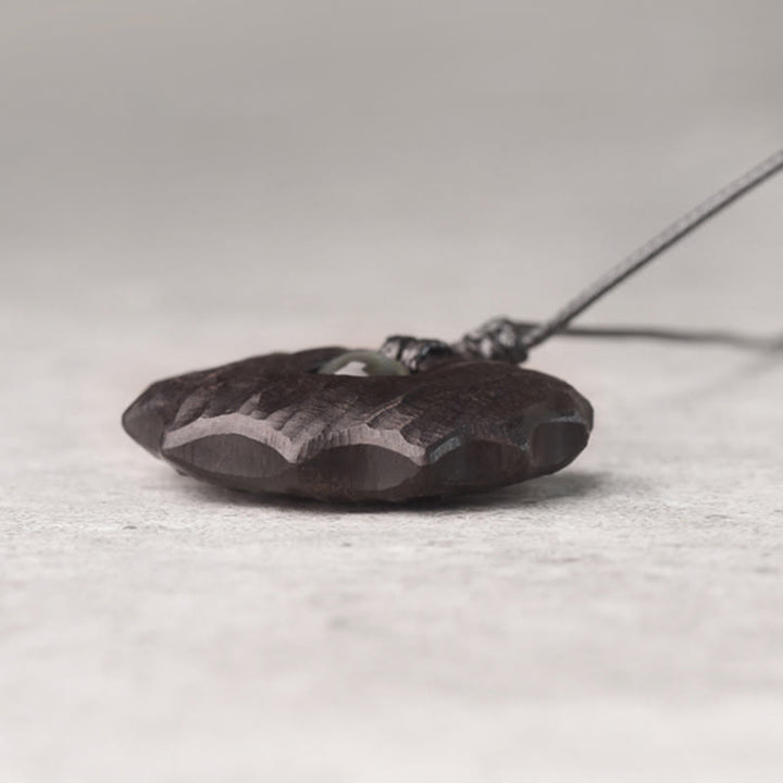 Collar con colgante de paz y calma con forma irregular de obsidiana y madera de ébano y Buddha Stones