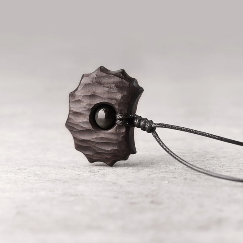 Collar con colgante de paz y calma con forma irregular de obsidiana y madera de ébano y Buddha Stones