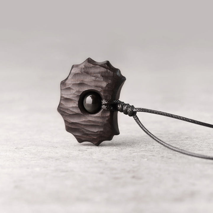 Collar con colgante de paz y calma con forma irregular de obsidiana y madera de ébano y Buddha Stones