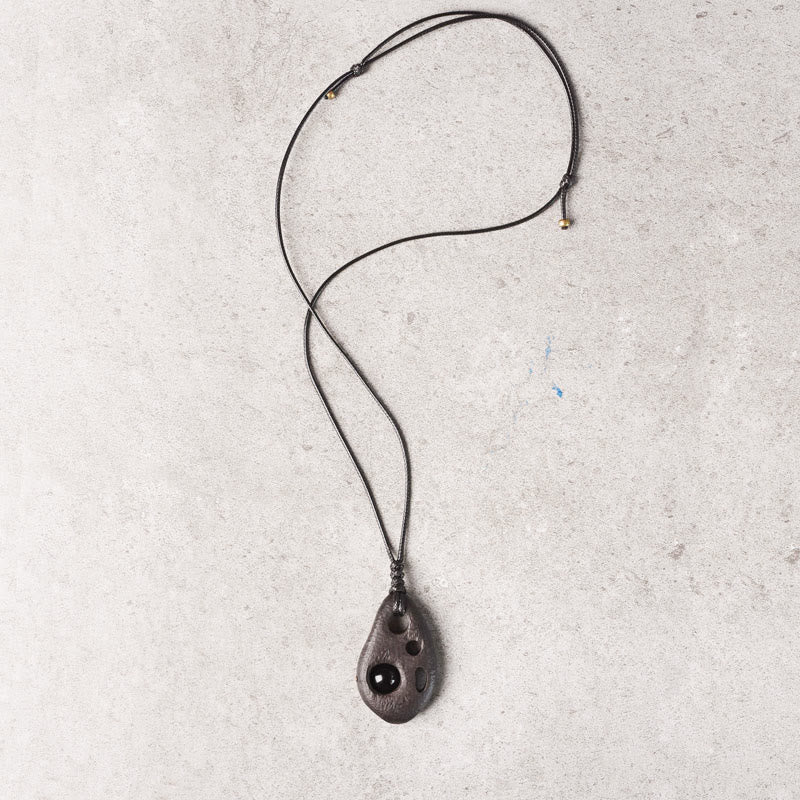 Collar con colgante de obsidiana hueca con incrustaciones de madera de ébano y Buddha Stones que transmiten paz y calma