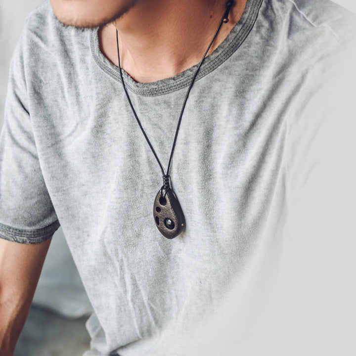 Collar con colgante de obsidiana hueca con incrustaciones de madera de ébano y Buddha Stones que transmiten paz y calma