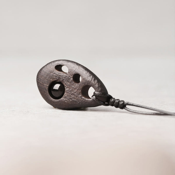 Collar con colgante de obsidiana hueca con incrustaciones de madera de ébano y Buddha Stones que transmiten paz y calma