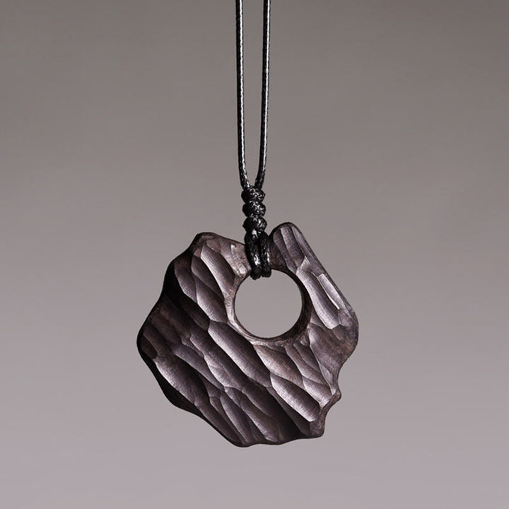Collar con colgante de equilibrio de paz con forma irregular y hueco de madera de ébano y Buddha Stones