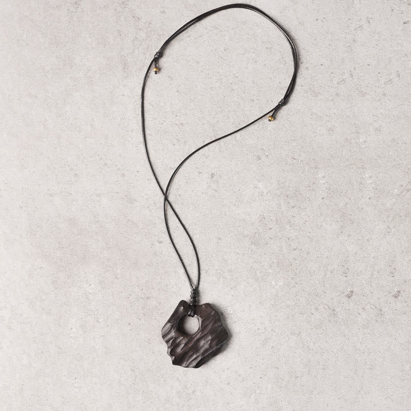 Collar con colgante de equilibrio de paz con forma irregular y hueco de madera de ébano y Buddha Stones
