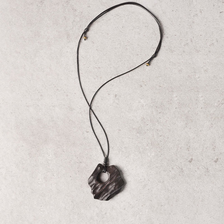 Collar con colgante de equilibrio de paz con forma irregular y hueco de madera de ébano y Buddha Stones