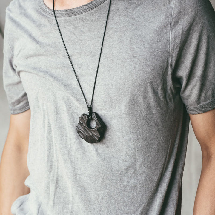 Collar con colgante de equilibrio de paz con forma irregular y hueco de madera de ébano y Buddha Stones