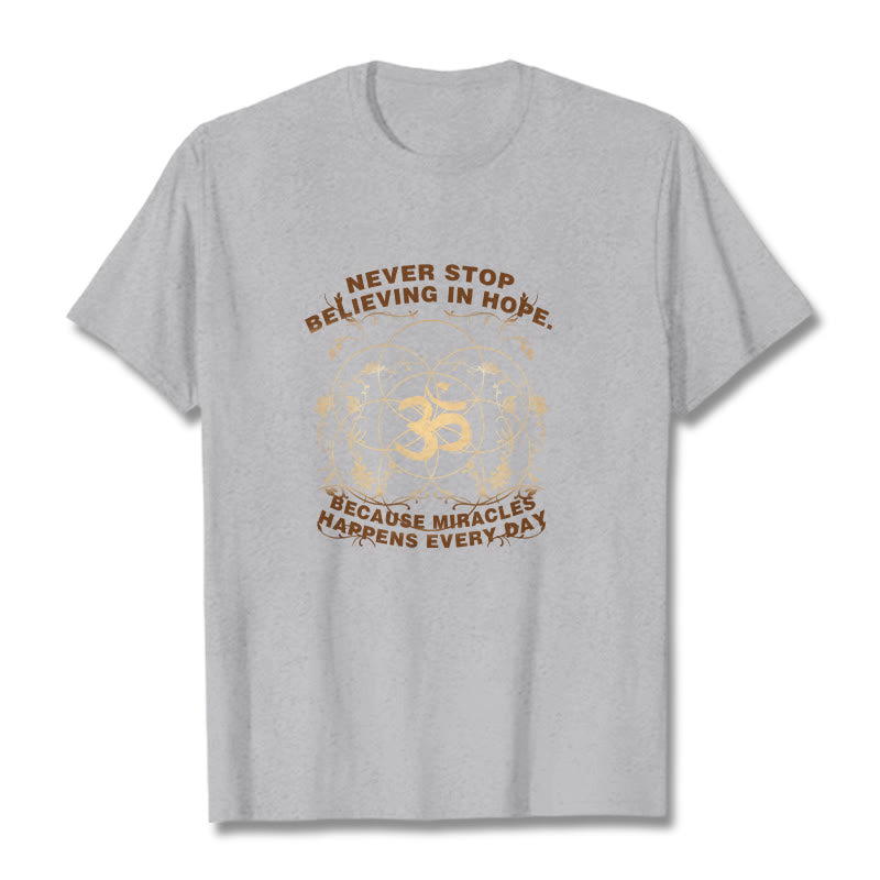 Camiseta de algodón con diseño de loto Om y Buddha Stones que nunca dejan de creer en la esperanza - Gris claro - 2XL - image 20
