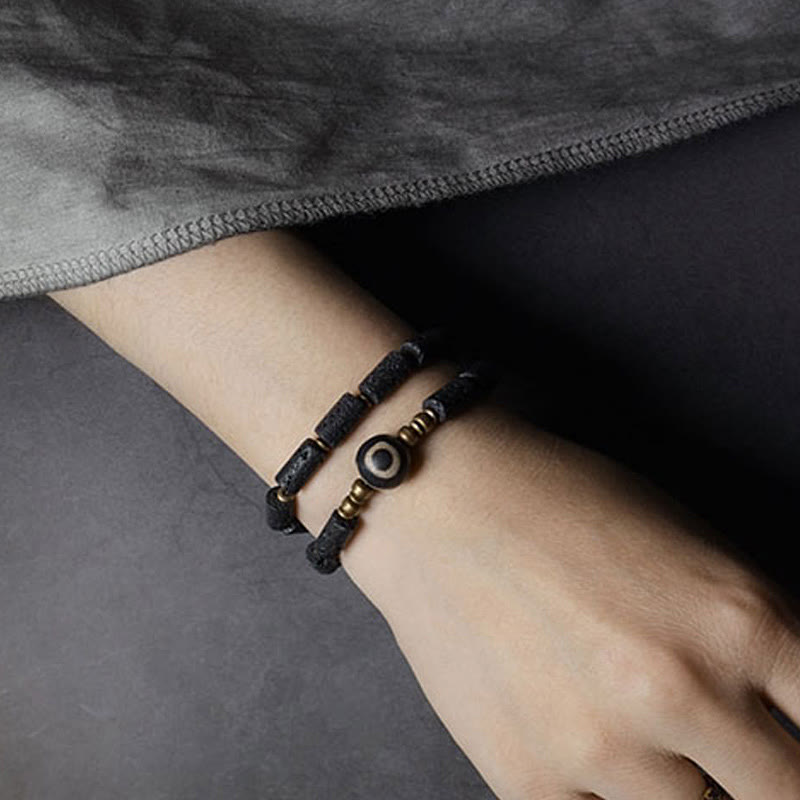 Pulsera de calma con múltiples vueltas de latón y cobre con cuentas Dzi de tres ojos y piedra de lava vintage de Buddha Stones