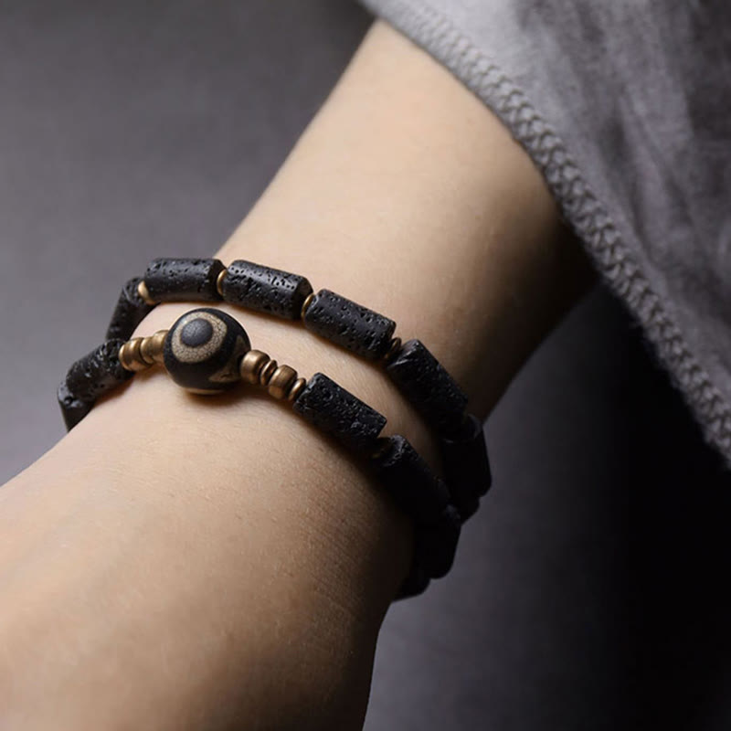 Pulsera de calma con múltiples vueltas de latón y cobre con cuentas Dzi de tres ojos y piedra de lava vintage de Buddha Stones
