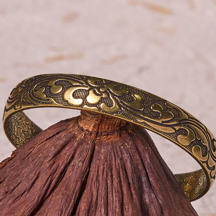 Brazalete de equilibrio de cobre y latón con flores y Buddha Stones para el cuidado personal