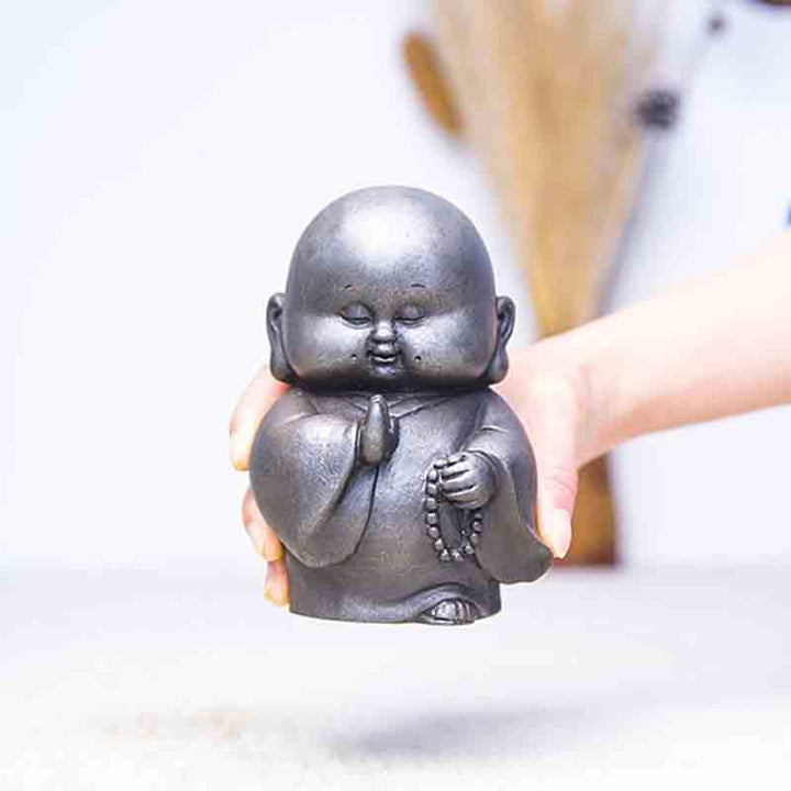 Estatua de resina fundida con óxido de hierro en polvo de monje pequeño hecha a mano con Buddha Stones para decoración del hogar