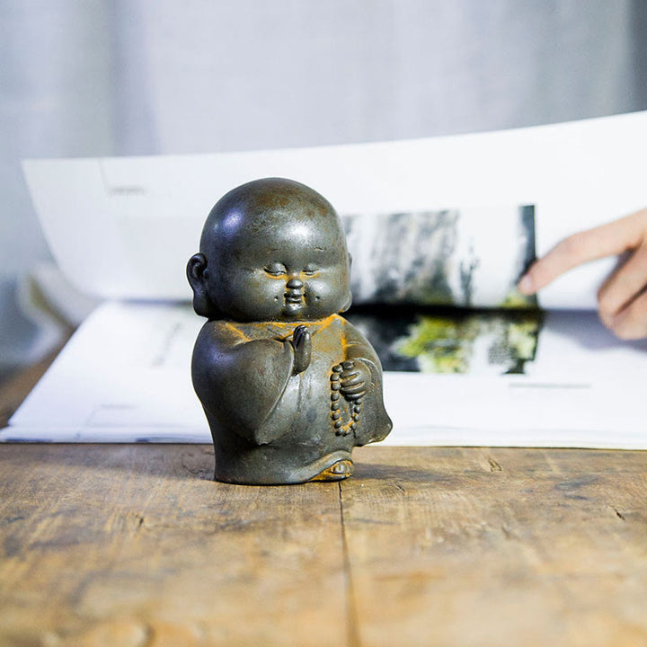 Estatua de resina fundida con óxido de hierro en polvo de monje pequeño hecha a mano con Buddha Stones para decoración del hogar