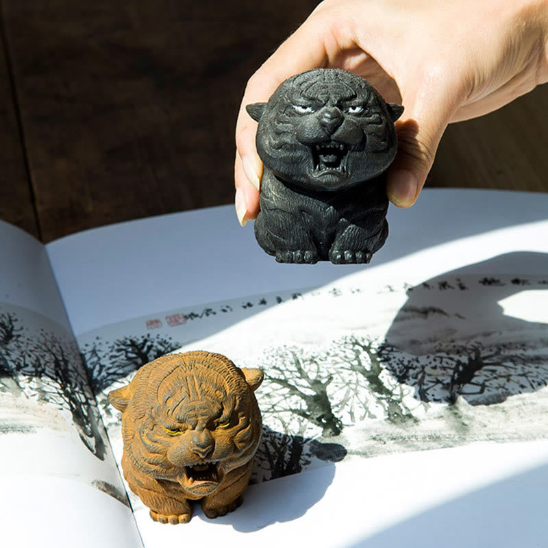 Estatua de resina fundida con óxido de hierro en polvo de tigre rugiente hecha a mano con Buddha Stones para decoración del hogar