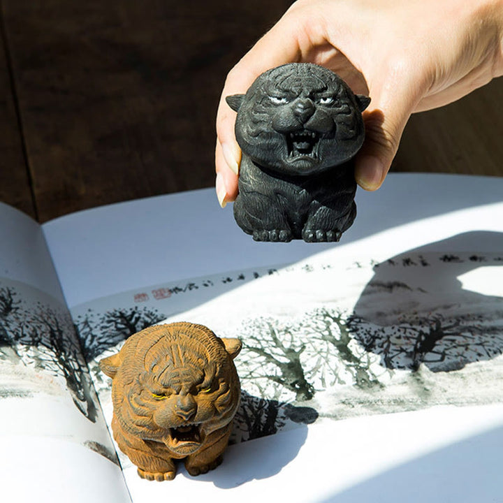 Estatua de resina fundida con óxido de hierro en polvo de tigre rugiente hecha a mano con Buddha Stones para decoración del hogar
