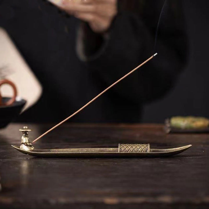 Quemador de incienso de aleación de zinc con forma de pez koi y barco de pescador con Buddha Stones, decoración curativa