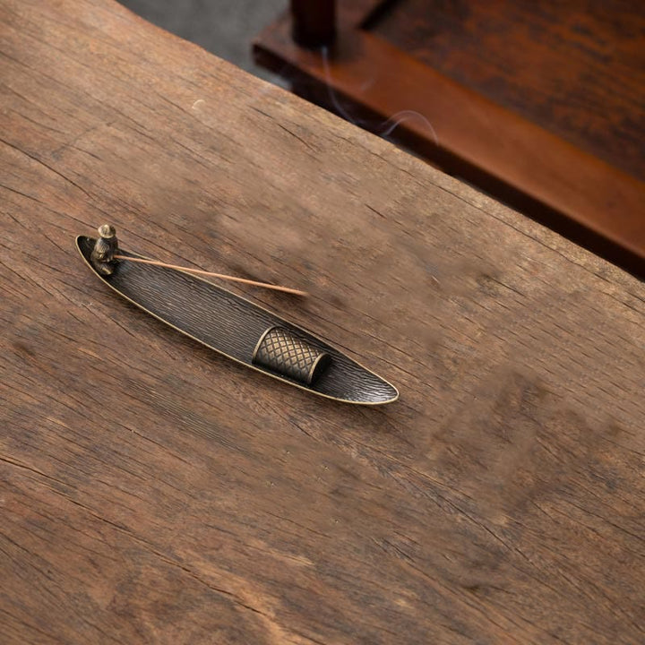 Quemador de incienso de aleación de zinc con forma de pez koi y barco de pescador con Buddha Stones, decoración curativa