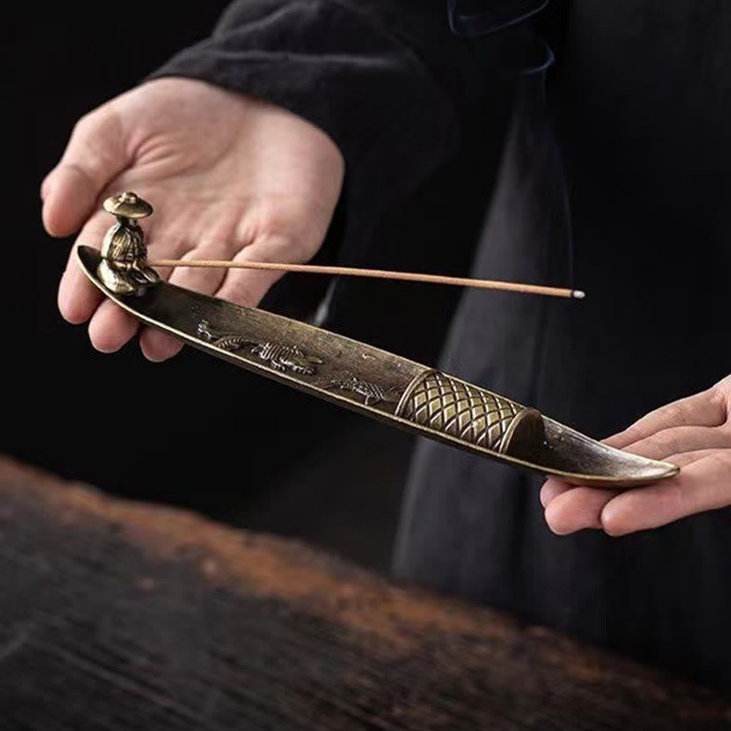 Quemador de incienso de aleación de zinc con forma de pez koi y barco de pescador con Buddha Stones, decoración curativa