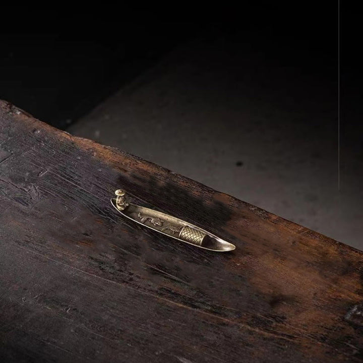 Quemador de incienso de aleación de zinc con forma de pez koi y barco de pescador con Buddha Stones, decoración curativa