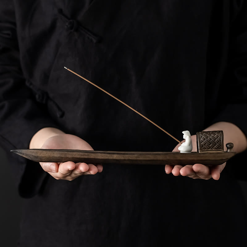 Quemador de incienso de cerámica marrón con forma de pescador y curación zen con Buddha Stones