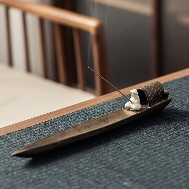Quemador de incienso de cerámica marrón con forma de pescador y curación zen con Buddha Stones
