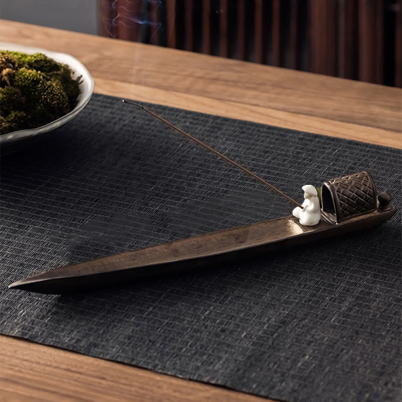 Quemador de incienso de cerámica marrón con forma de pescador y curación zen con Buddha Stones